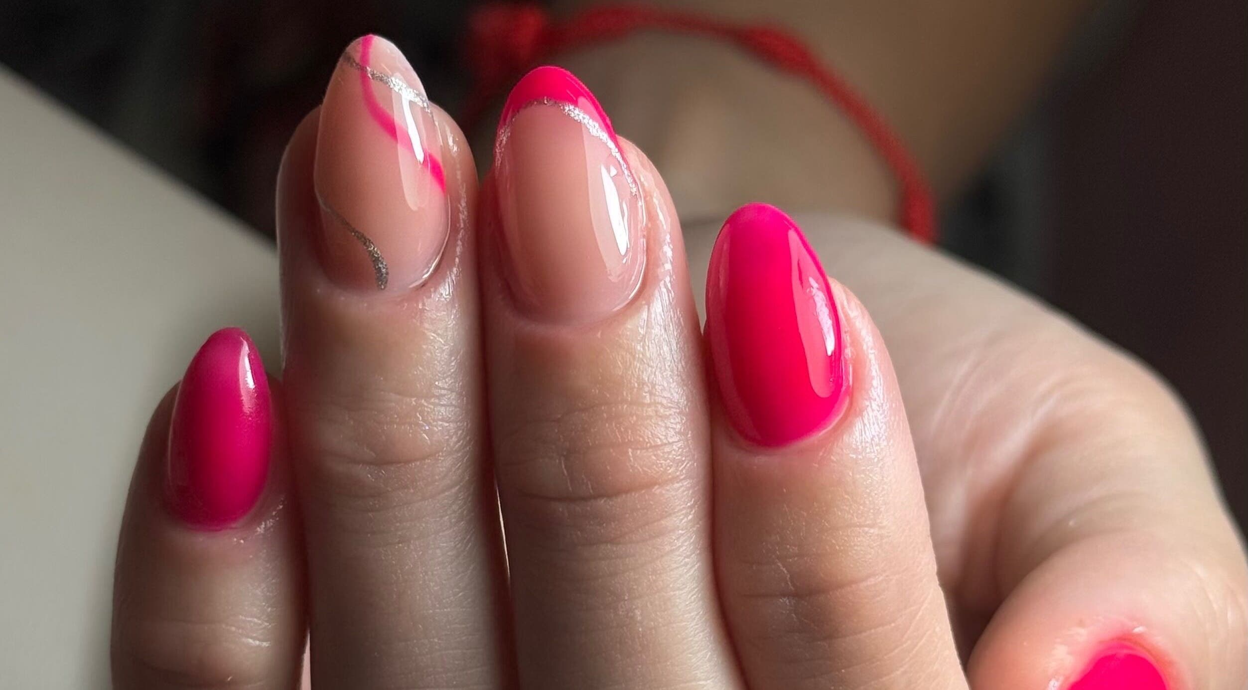 Unhas rosa vibrante decoradas no salão We Glow em Dublin, County Dublin, IE, oferecendo designs únicos.