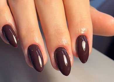 Unhas com esmalte marrom em We Glow, Dublin, County Dublin, IE.