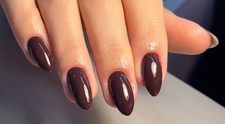 Unhas com esmalte marrom em We Glow, Dublin, County Dublin, IE.