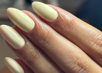 Unhas elegantes com esmalte cremoso no salão We Glow, Dublin, County Dublin, IE.