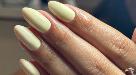 Unhas elegantes com esmalte cremoso no salão We Glow, Dublin, County Dublin, IE.