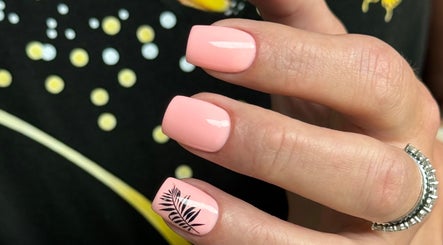 Stylish pink nails featuring leaf design at Natalia Calkam Beauty Studio, Newbury, England, GB.