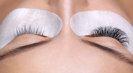 Lash extensions at Dead Pretty Beauty Bar in North Rothbury, New South Wales, AU enhance natural beauty with precision.