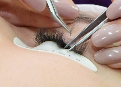Eyelash extension application at Dead Pretty Beauty Bar, North Rothbury, New South Wales, AU.
