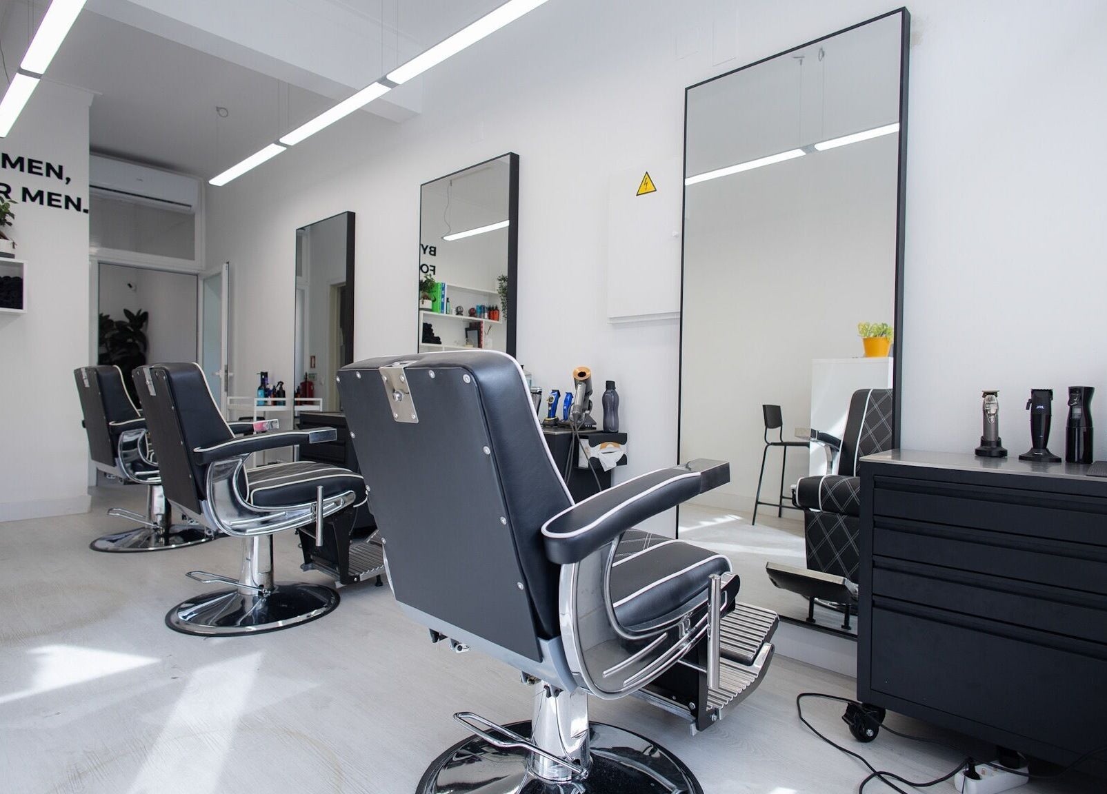 Cadeiras de salão modernas em Boldmen’s Salon, Estoril, Lisboa, PT.