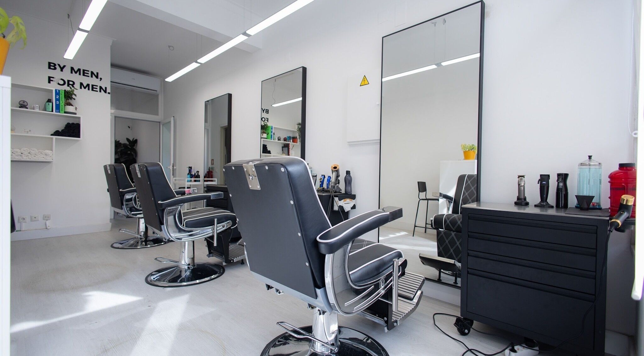 Cadeiras de salão modernas em Boldmen’s Salon, Estoril, Lisboa, PT.