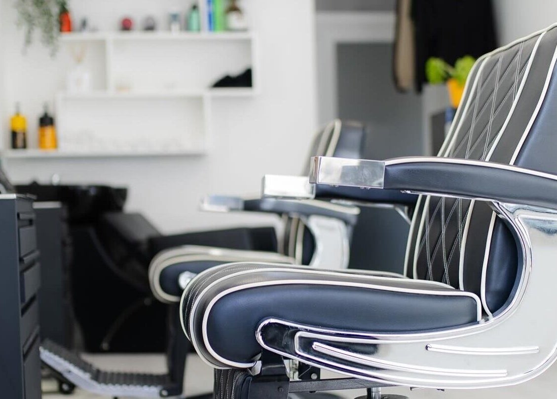 Cadeiras de barbeiro estilosas no Boldmen’s Salon, Estoril, Lisboa, PT, prontas para atendimento.