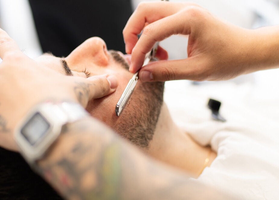 Serviço de barbear clássico no Boldmen’s Salon, Estoril, Lisboa, PT, destacando precisão e cuidado.