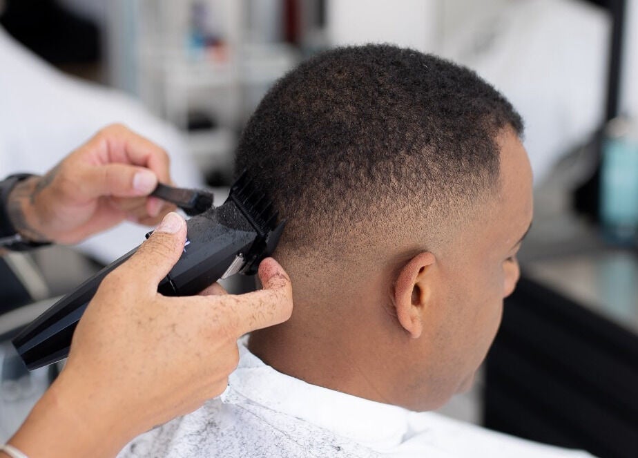 Corte de cabelo em Boldmen’s Salon, Estoril, Lisboa, PT, mostrando técnica profissional.