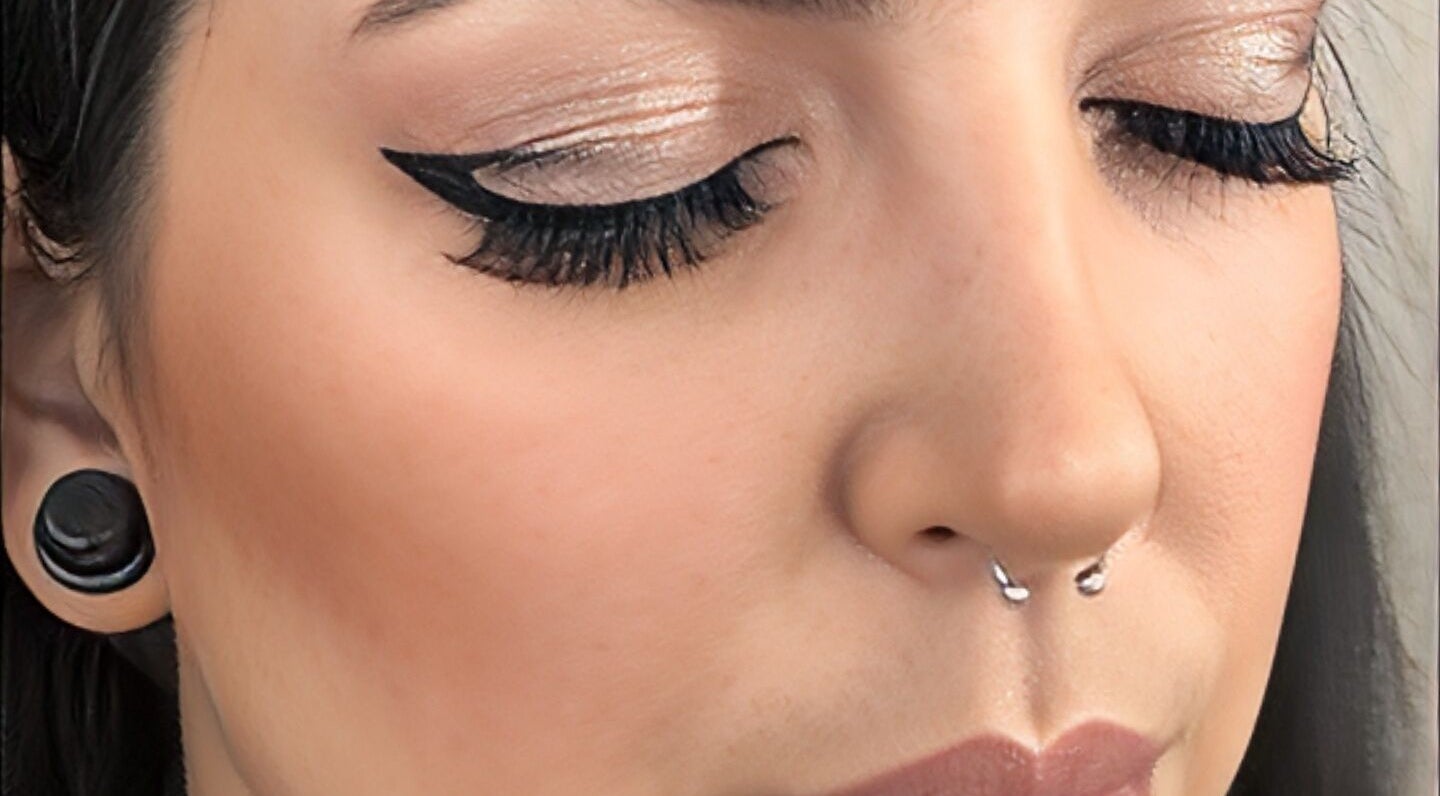 Trucco occhi con eyeliner e ciglia folte al centro Giò di Bergamo, Lombardia, IT.