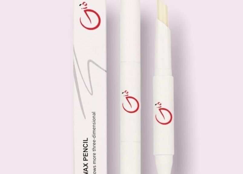 Matita per sopracciglia di Giò a Bergamo, Lombardia, IT, per un look definito e naturale.