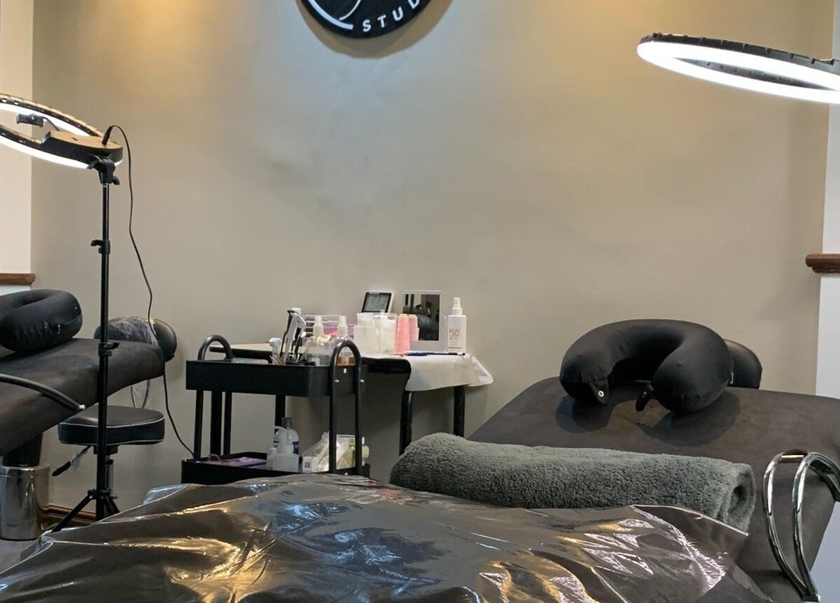 Interior del Lauris Fernández Studio en Mendoza, AR, mostrando camillas y equipos de belleza.