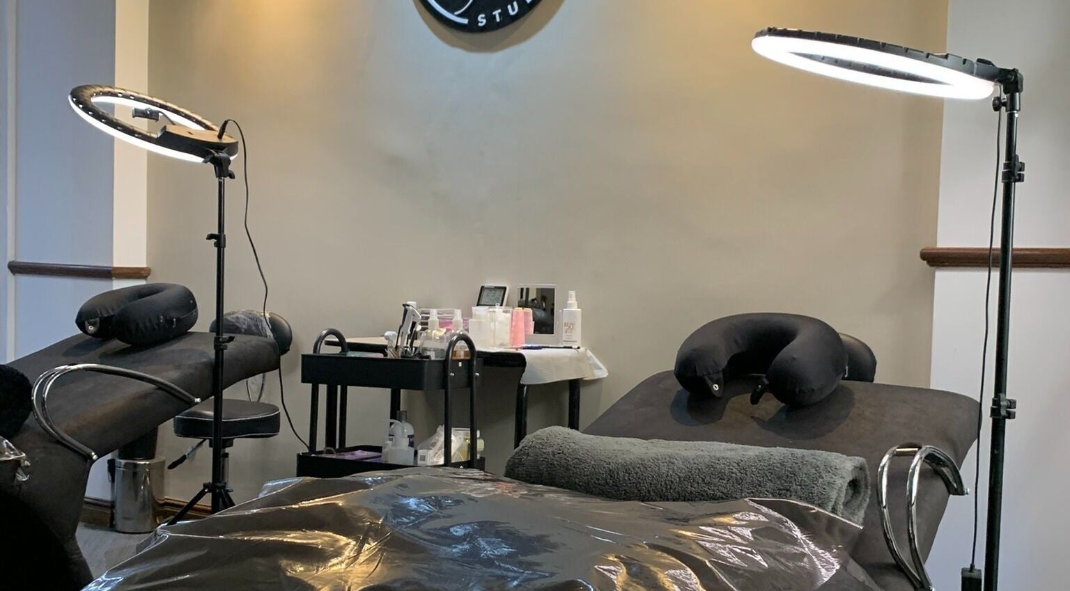 Interior del Lauris Fernández Studio en Mendoza, AR, mostrando camillas y equipos de belleza.