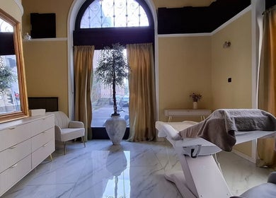 Luxurious treatment room at NailBerry in Budapest, Magyar, HU with warm decor and comfortable seating.