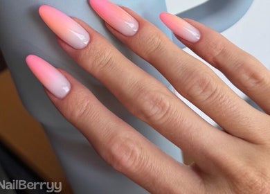 Elegant ombre nails at NailBerry, Budapest, Magyar, HU, showcasing a flawless gradient manicure.