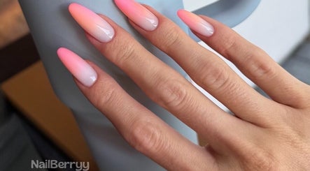 Elegant ombre nails at NailBerry, Budapest, Magyar, HU, showcasing a flawless gradient manicure.