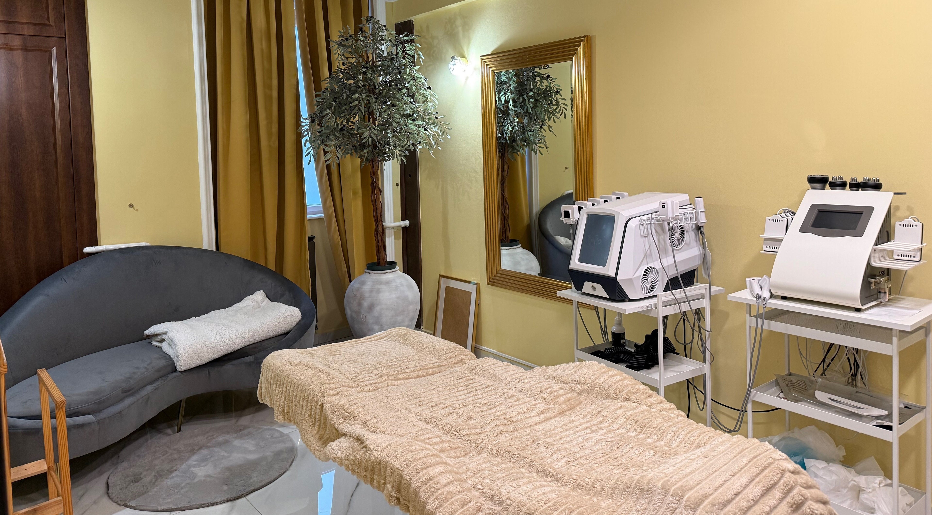 Cozy interior of Nail Berry in Budapest with modern spa equipment and plush seating.