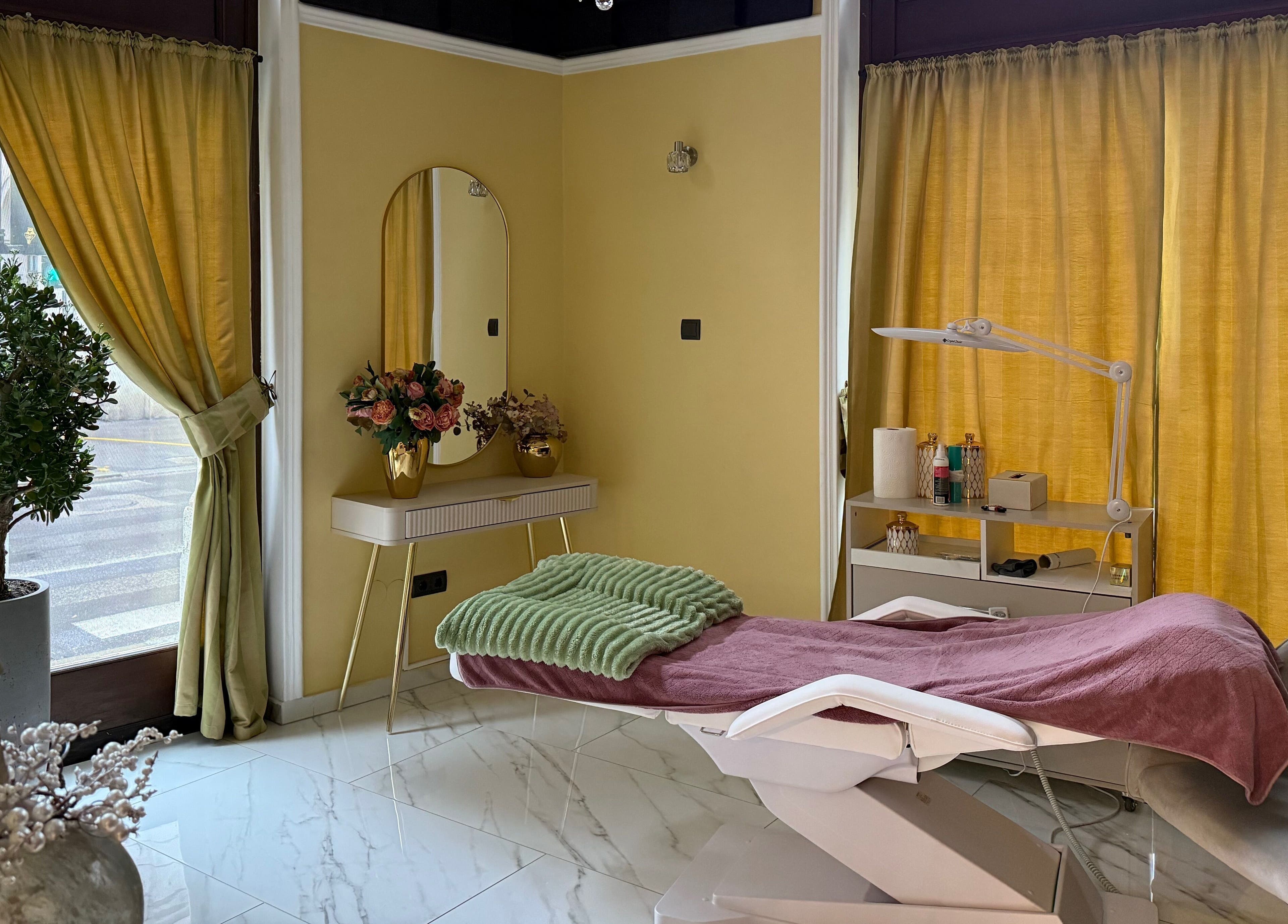 Cozy treatment room with reclining chair at Nail Berry, Budapest, Magyar, HU, featuring elegant decor.
