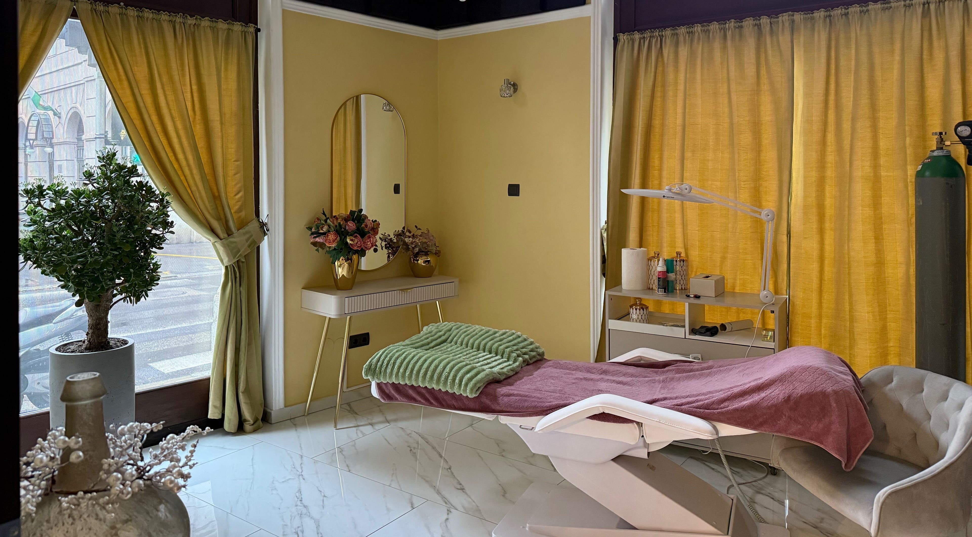 Cozy treatment room with reclining chair at Nail Berry, Budapest, Magyar, HU, featuring elegant decor.
