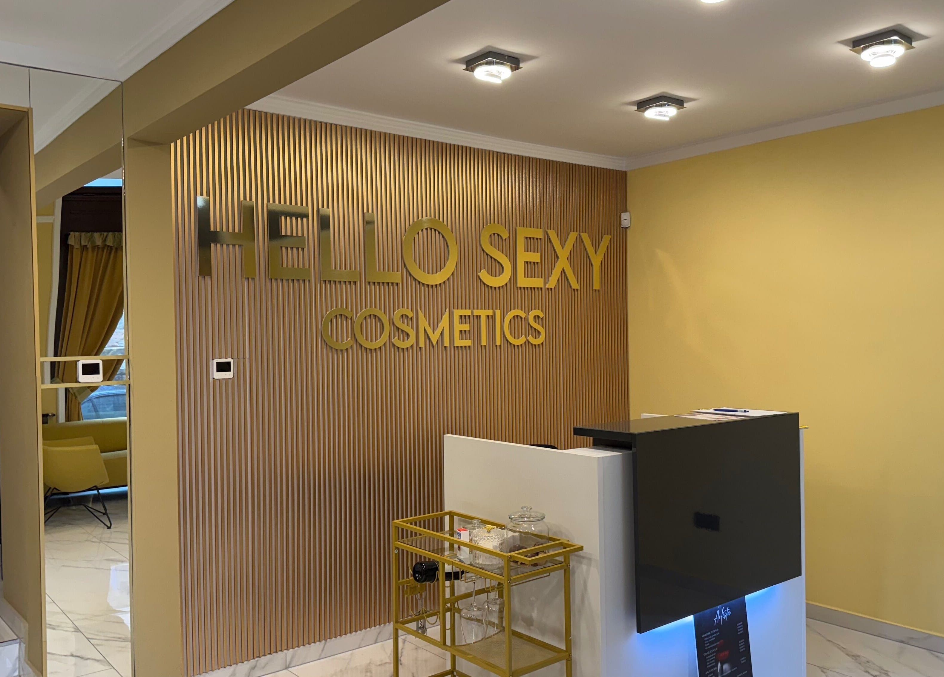 Modern reception area at Nail Berry, Budapest, Magyar, HU with elegant decor and welcoming ambiance.
