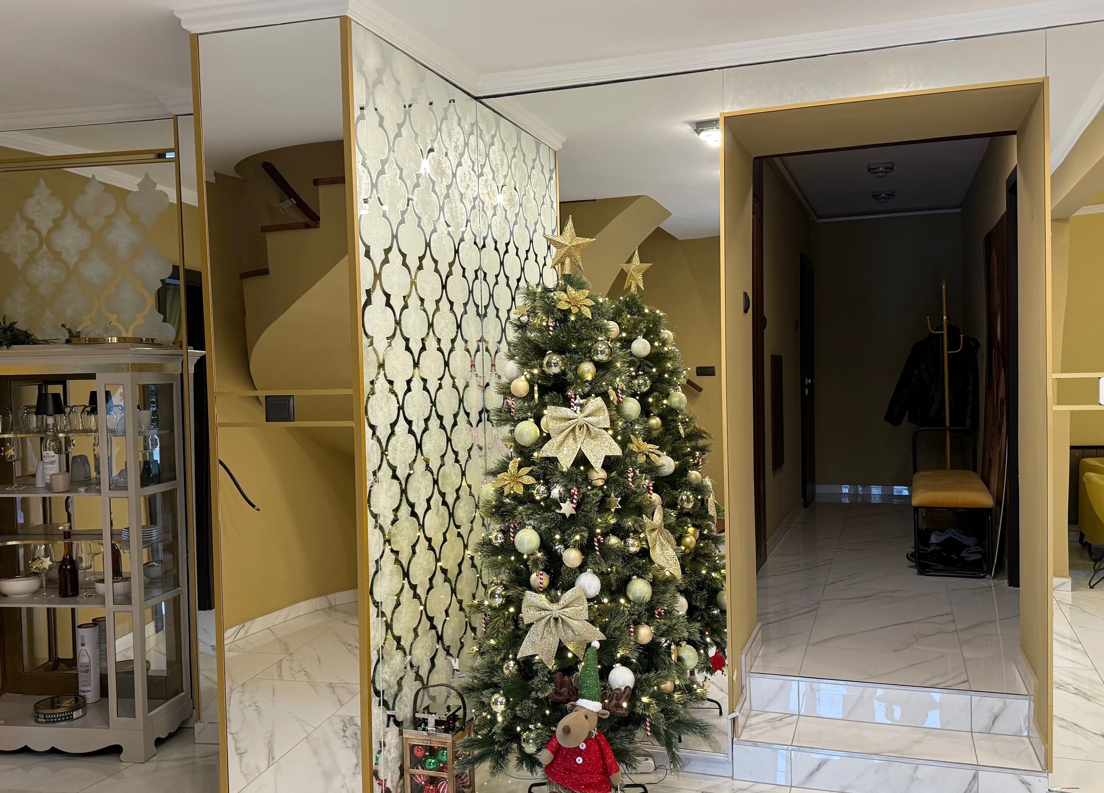 Nail Berry in Budapest, Magyar, HU showcases a festive tree in a chic, elegant interior.