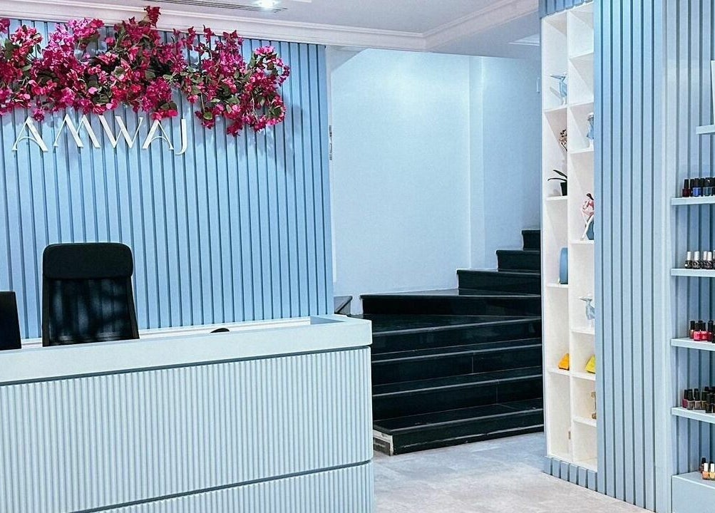 Elegant reception at مركز امواج النسائي, Al Qatif, Eastern Province, SA with flowers and nail polish display.