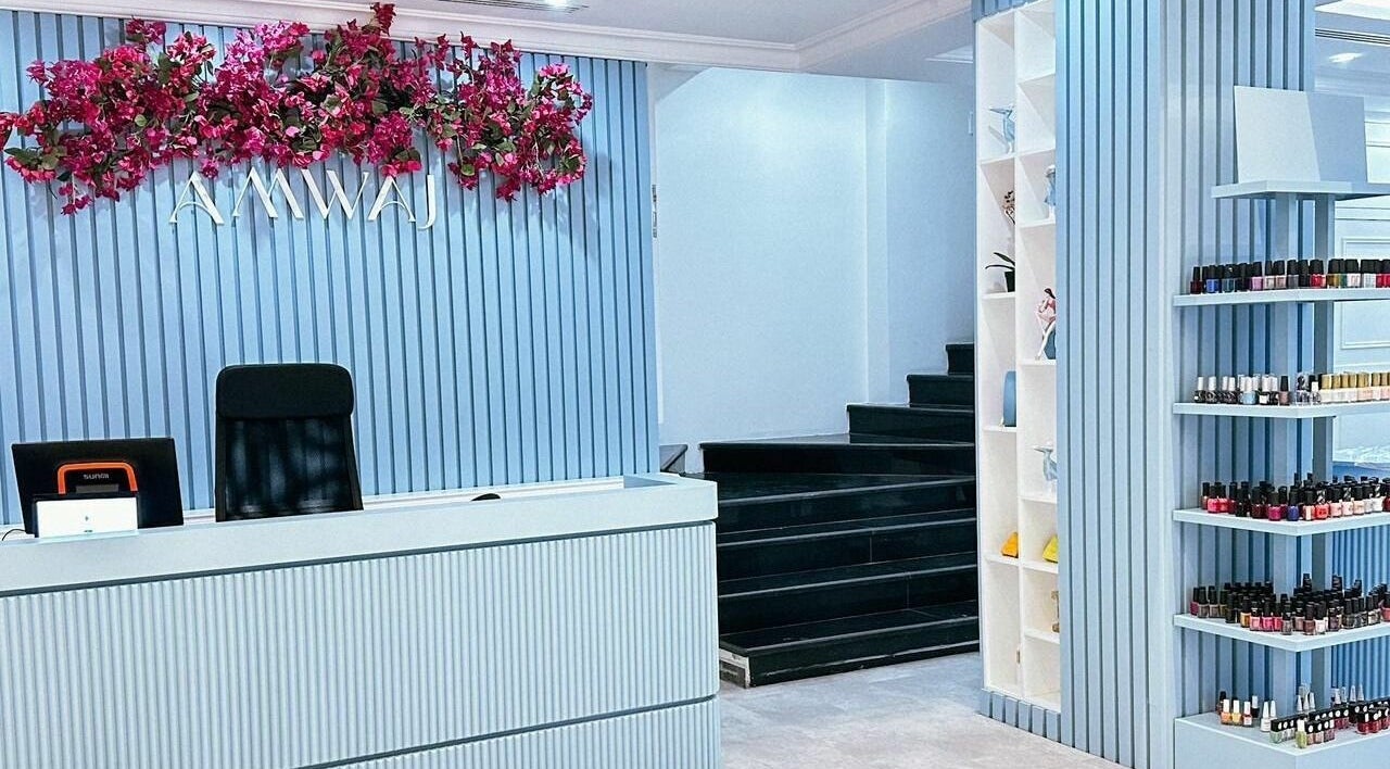 Elegant reception at مركز امواج النسائي, Al Qatif, Eastern Province, SA with flowers and nail polish display.