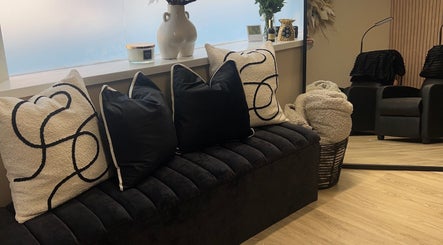 Cozy seating with plush pillows at The Babe Cave, Sheffield, England, GB. Elegant decor enhances relaxation.