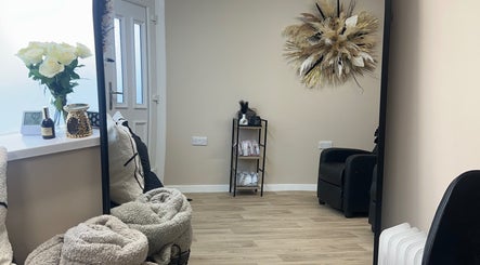 Cozy interior of The Babe Cave, Sheffield, England, GB with floral decor and comfy seating.