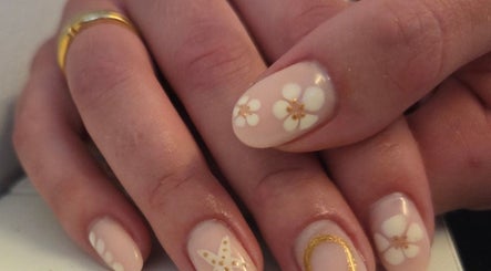 Beautiful floral nail art at Bee You Nails, Warsash, England, GB. Perfect for a chic manicure style.