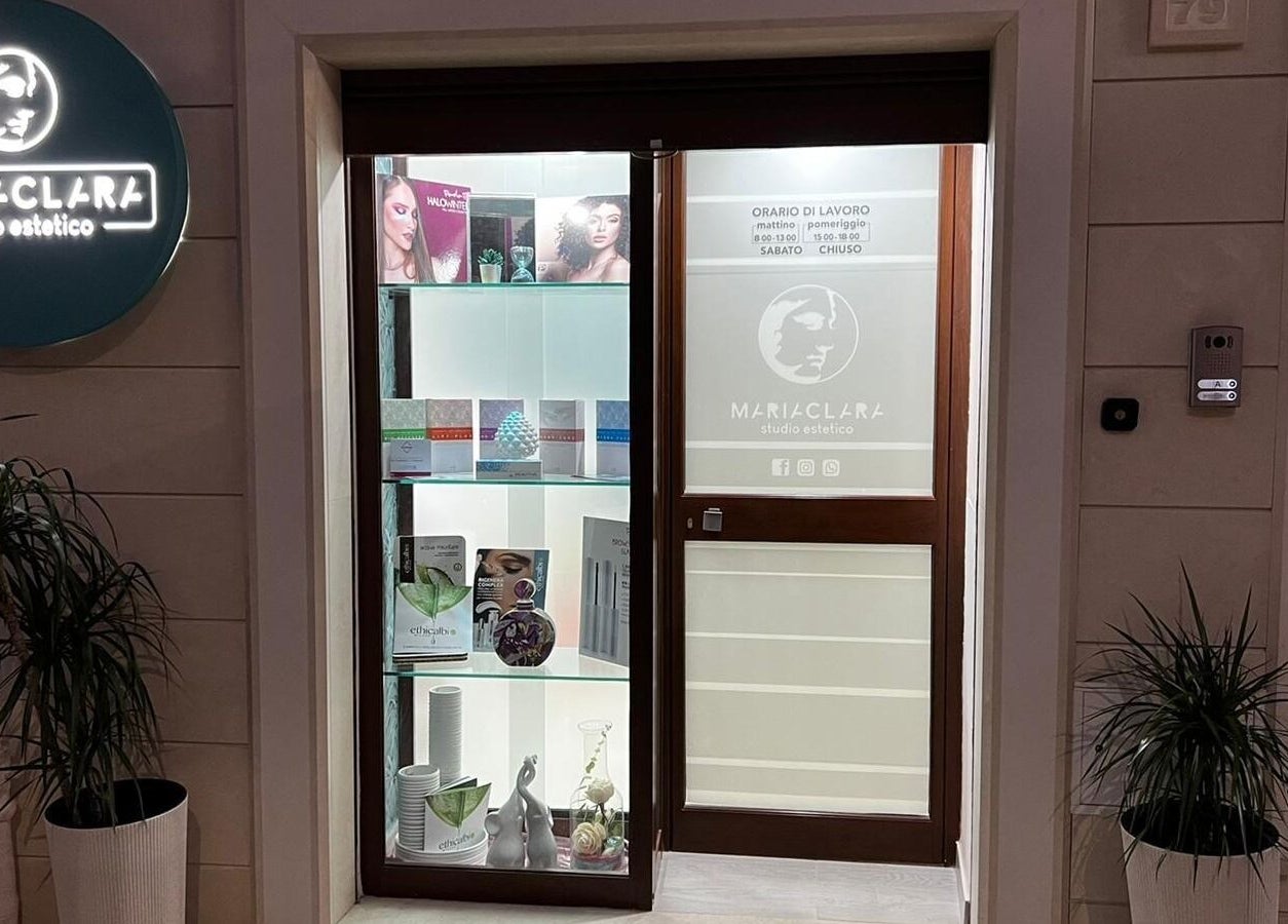 Ingresso illuminato di Mariaclara Studio Estetico a Ribera, Sicilia, IT, con piante e insegne attraenti.