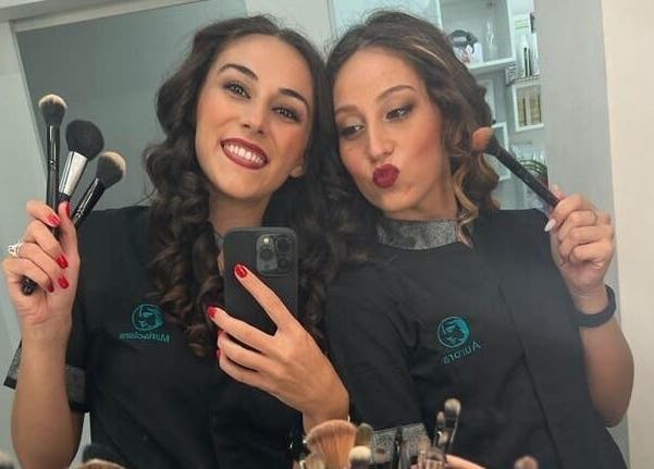 Due estetiste sorridenti di Mariaclara Studio Estetico a Ribera, Sicilia, IT con pennelli da trucco.