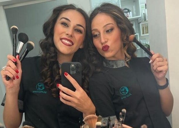 Due estetiste sorridenti di Mariaclara Studio Estetico a Ribera, Sicilia, IT con pennelli da trucco.