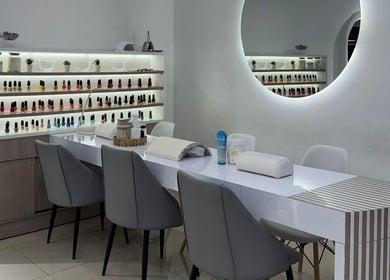 Mesa de manicura moderna en BRACA Quito tennis, Quito, Pichincha, EC repleta de esmaltes coloridos.