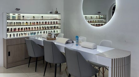 Mesa de manicura moderna en BRACA Quito tennis, Quito, Pichincha, EC repleta de esmaltes coloridos.