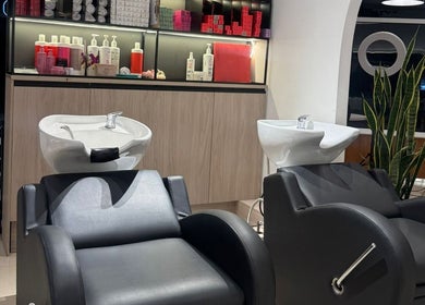 Área de lavado en BRACA Quito Tennis, ubicada en Quito, Pichincha, EC, con sillas modernas y productos de belleza.
