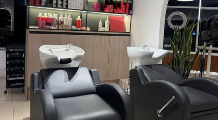 Área de lavado en BRACA Quito Tennis, ubicada en Quito, Pichincha, EC, con sillas modernas y productos de belleza.