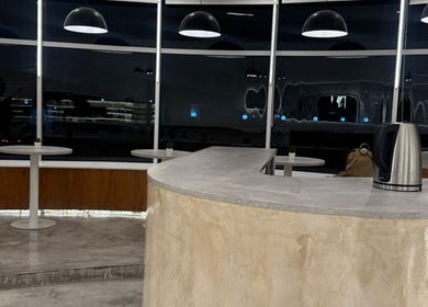 Interior contemporáneo de BRACA Quito tennis en Quito, Pichincha, EC con encimera curva y luces colgantes.