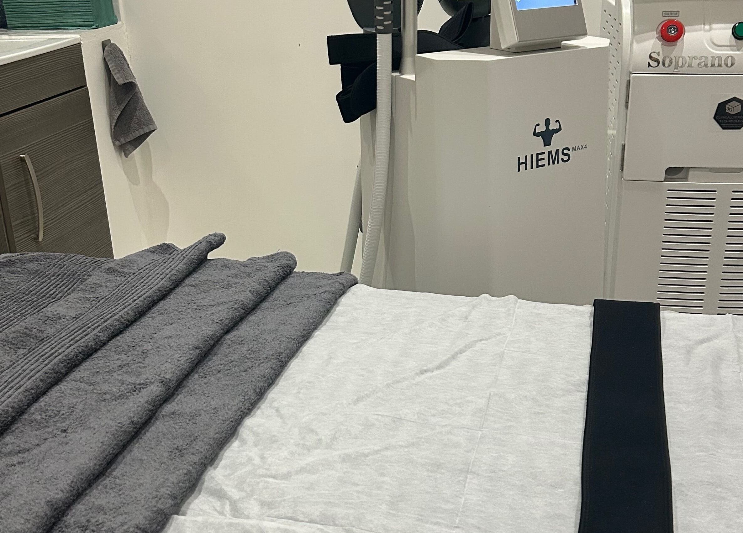 Relaxing treatment room at Sonis Body and Mind, London, England, GB with advanced equipment and cozy linens.