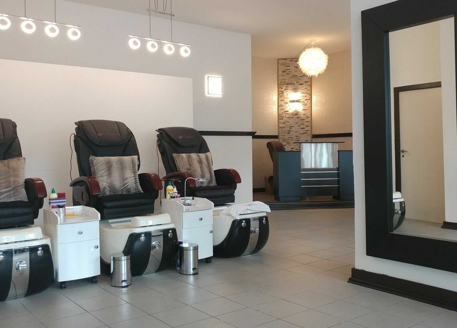 Entspannungsbereich bei Ginis Nails, Düsseldorf mit luxuriösen Pediküre-Sesseln in Nordrhein-Westfalen, DE.