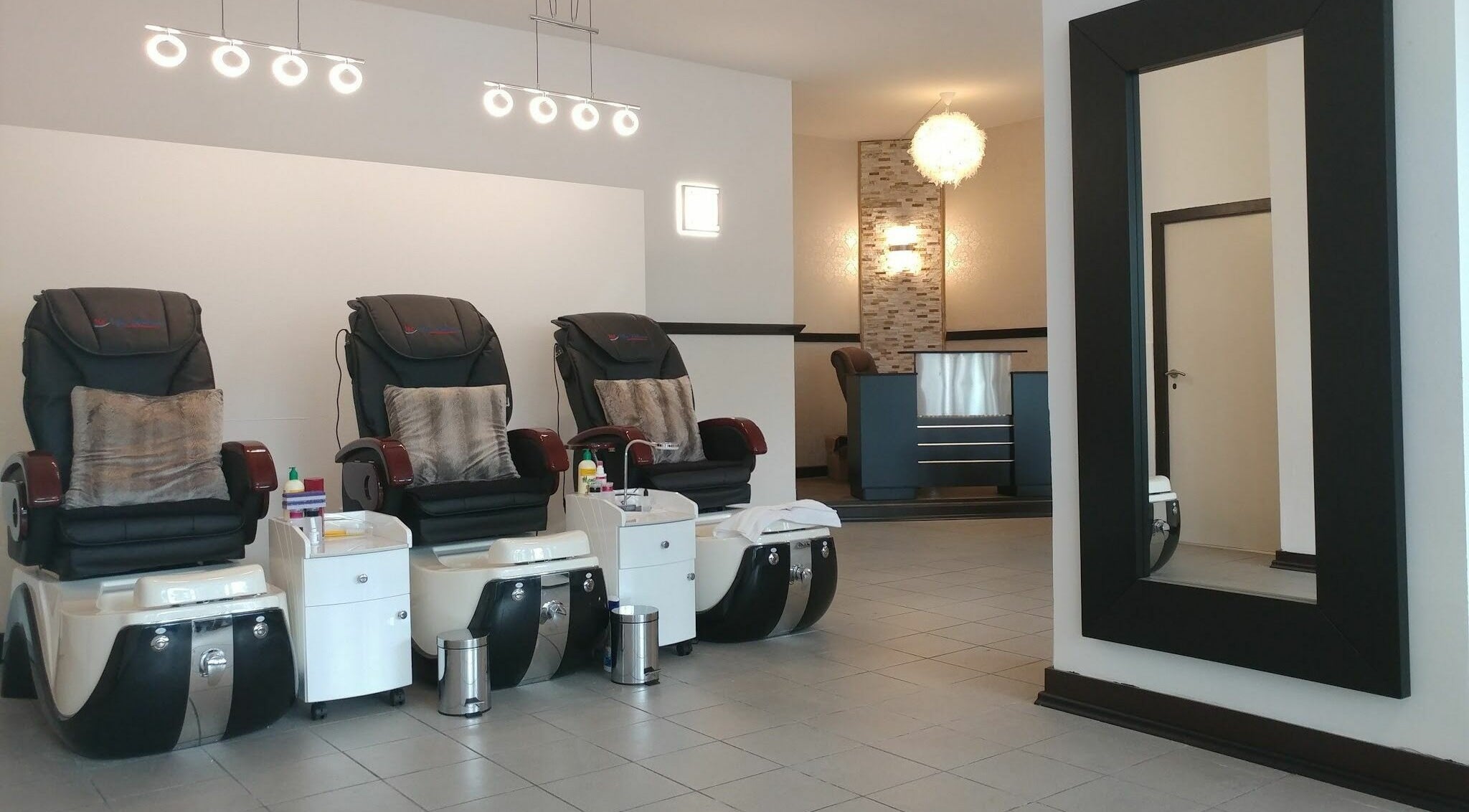 Entspannungsbereich bei Ginis Nails, Düsseldorf mit luxuriösen Pediküre-Sesseln in Nordrhein-Westfalen, DE.