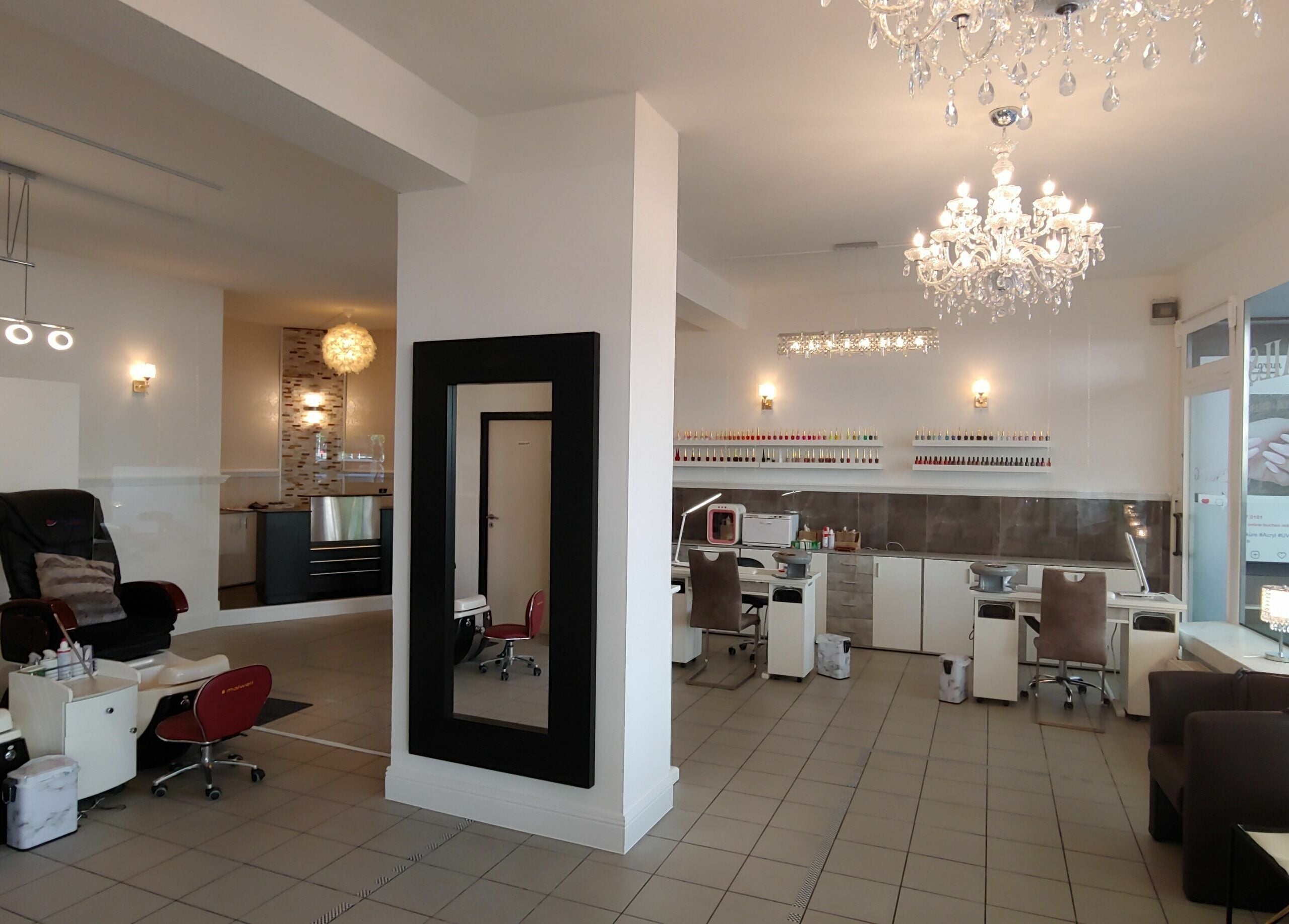 Elegantes Interieur bei Ginis Nails in Düsseldorf, Nordrhein-Westfalen, DE mit luxuriösen Nagelpflege-Einrichtungen.