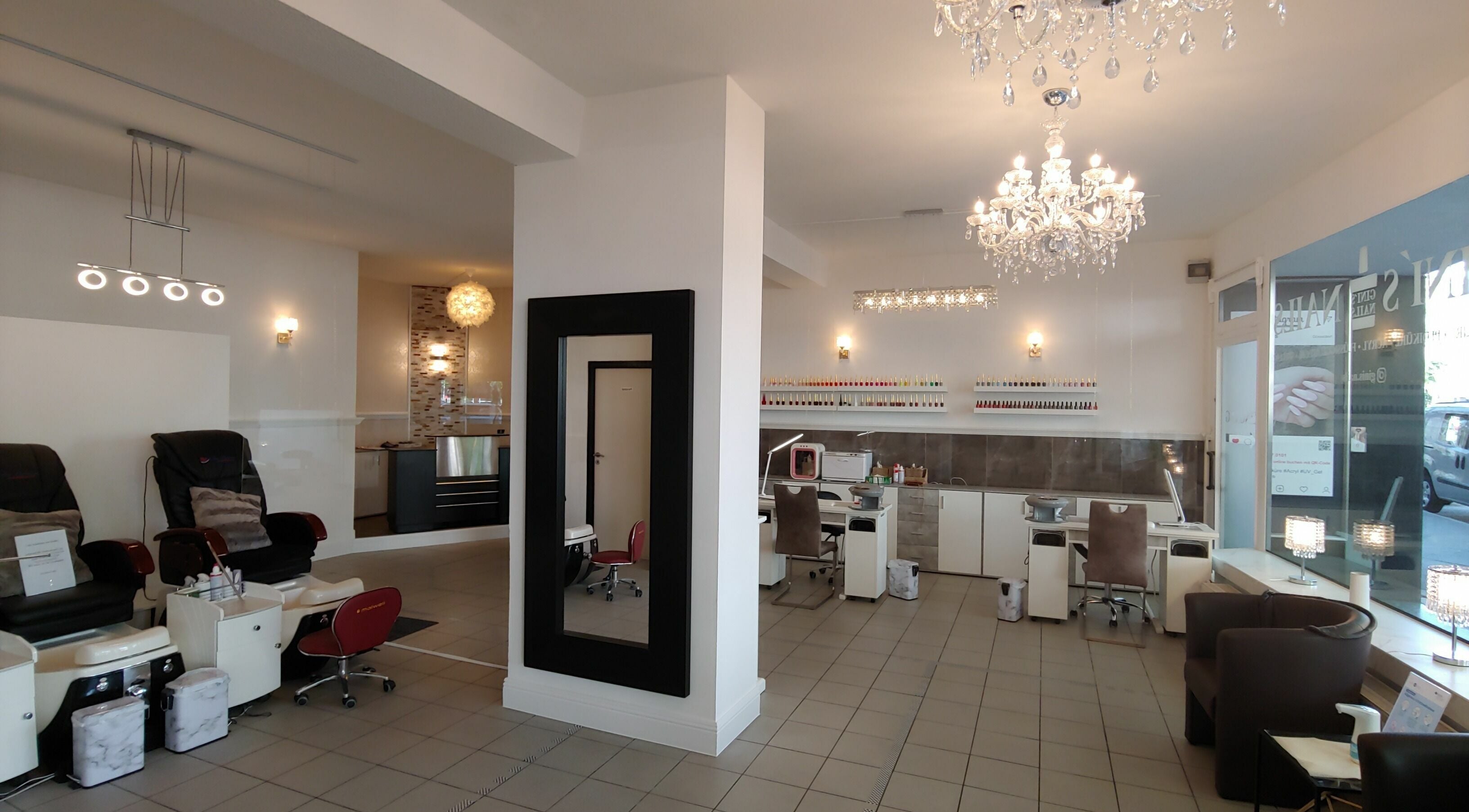 Elegantes Interieur bei Ginis Nails in Düsseldorf, Nordrhein-Westfalen, DE mit luxuriösen Nagelpflege-Einrichtungen.