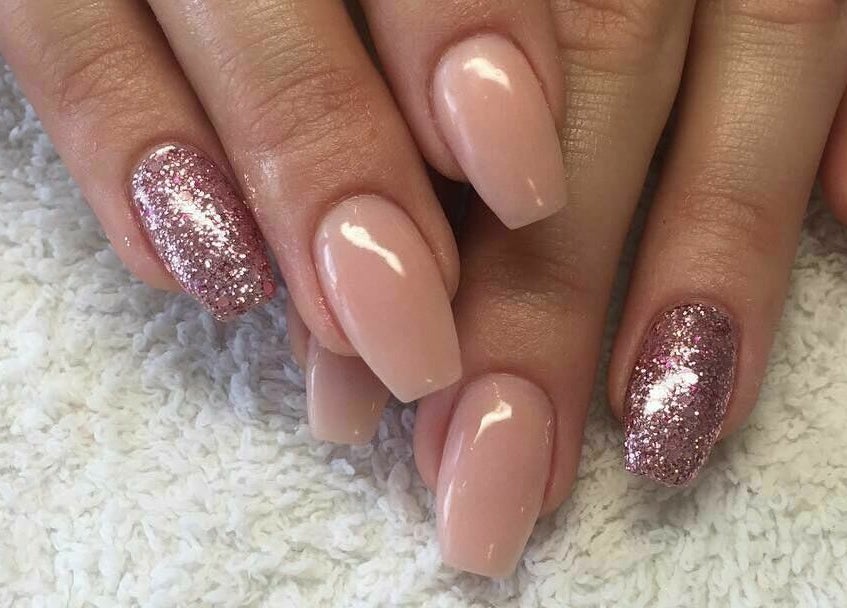 Elegante, rosa Glitzer-Nägel bei Ginis Nails, Düsseldorf, Nordrhein-Westfalen, DE.