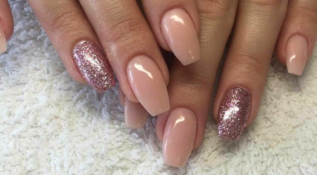 Elegante, rosa Glitzer-Nägel bei Ginis Nails, Düsseldorf, Nordrhein-Westfalen, DE.