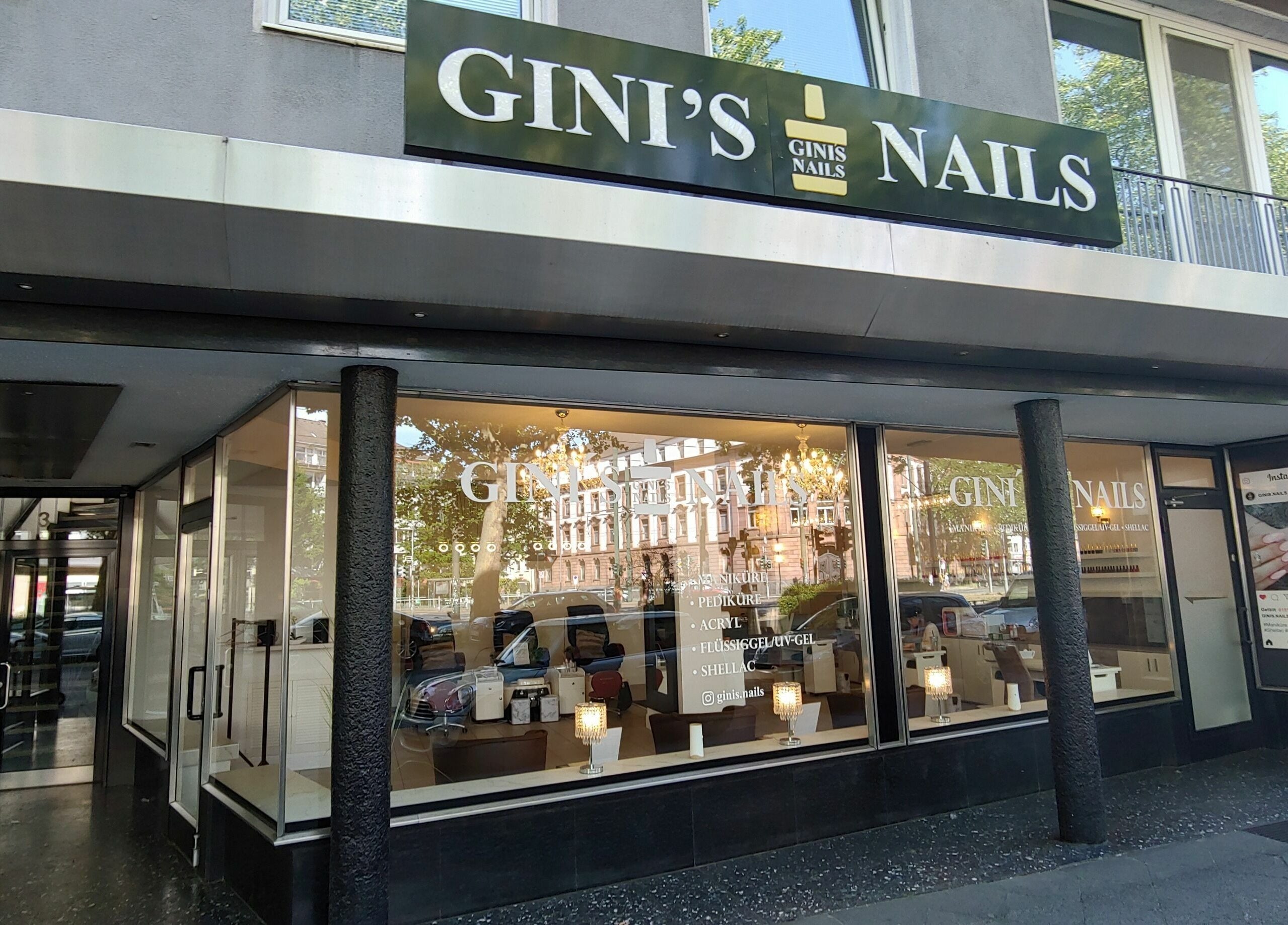 Frontansicht von Ginis Nails in Düsseldorf, Nordrhein-Westfalen, DE, zeigt elegantes Schaufensterdesign.