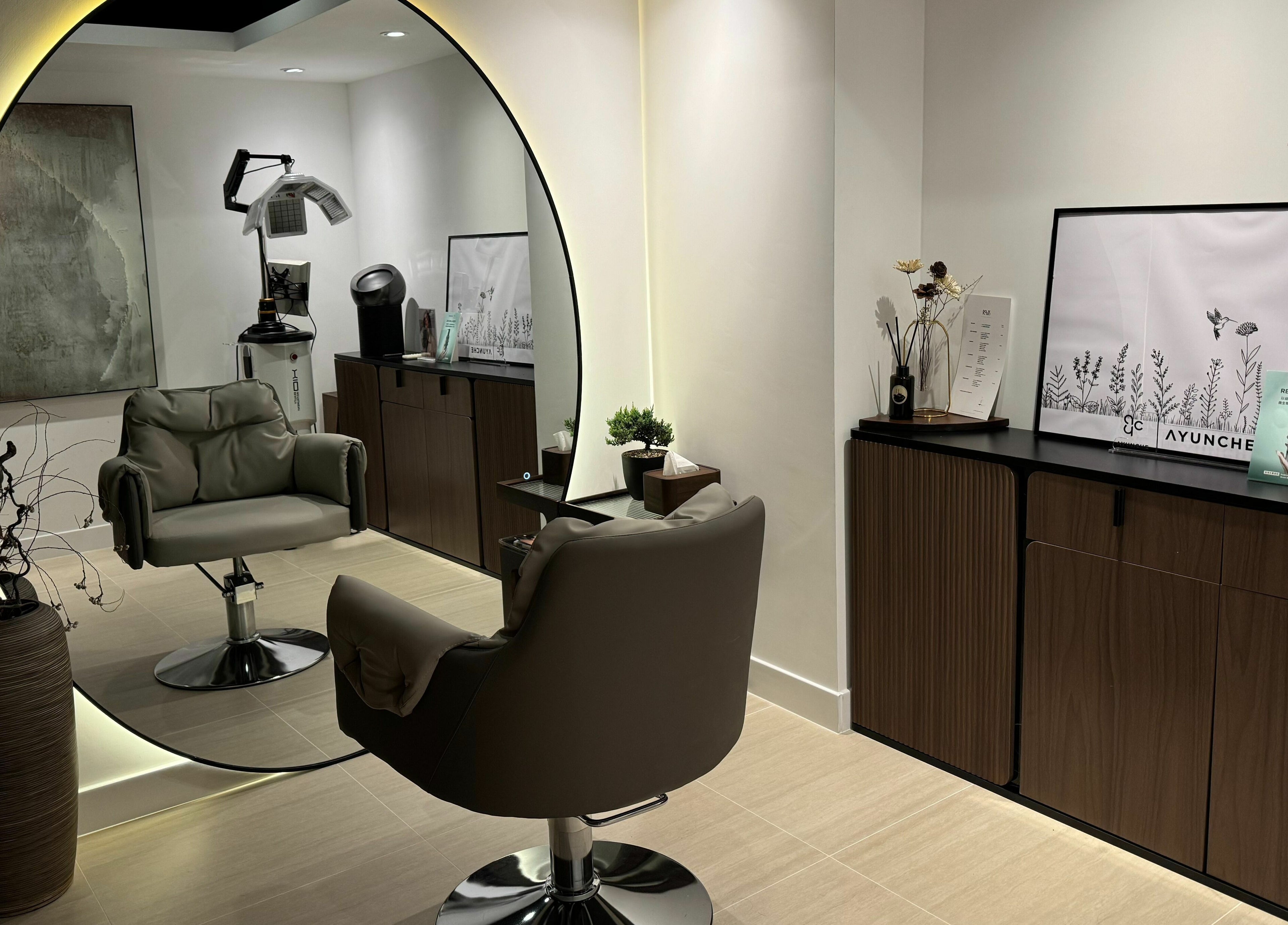 Elegant salon chair with decor at Roots, 香港島, 香港島, HK. Experience luxury in a stylish setting.