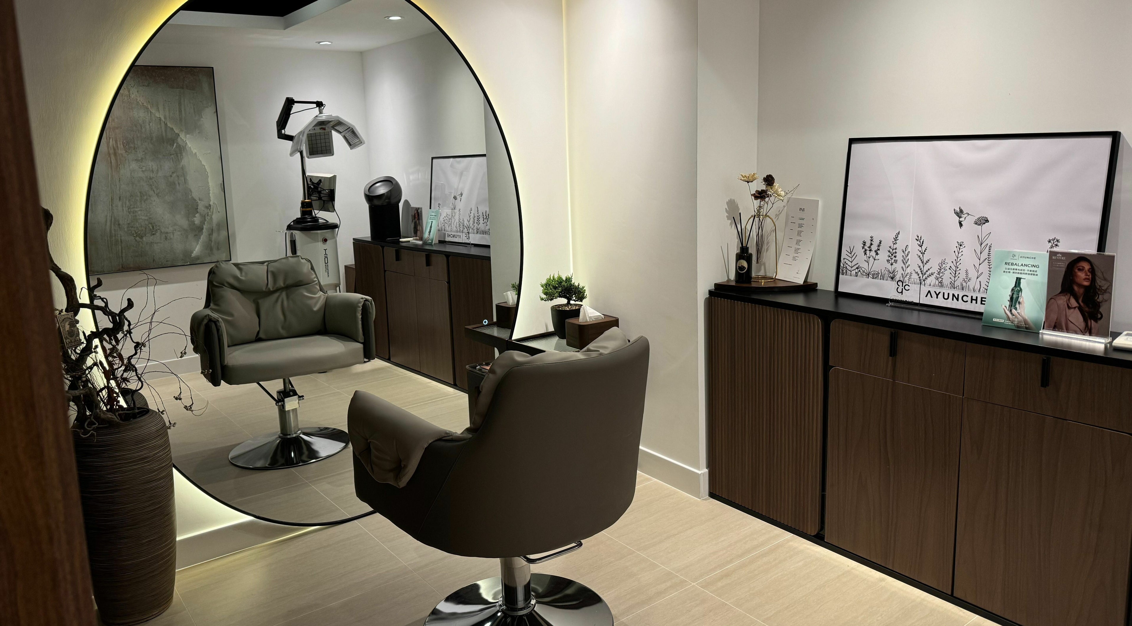 Elegant salon chair with decor at Roots, 香港島, 香港島, HK. Experience luxury in a stylish setting.