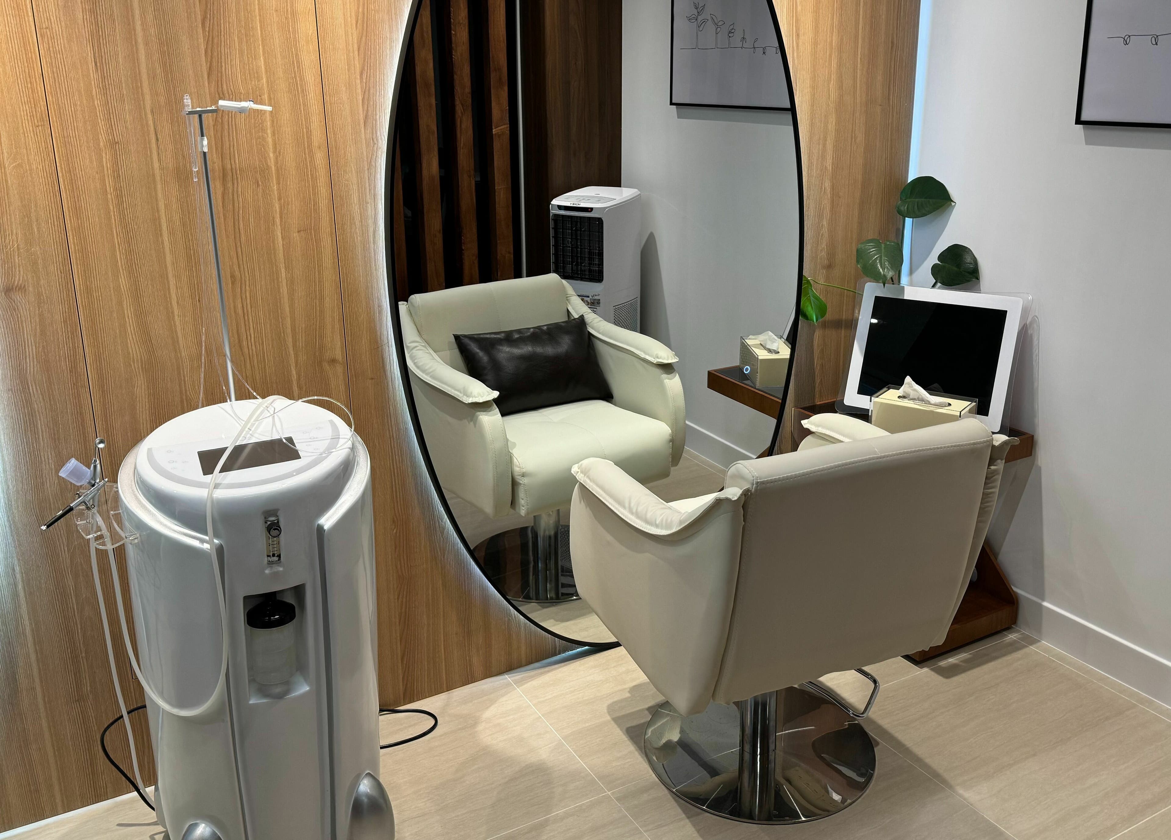Modern beauty chair and equipment at Roots, 香港島, 香港島, HK, highlighting luxury spa ambiance.