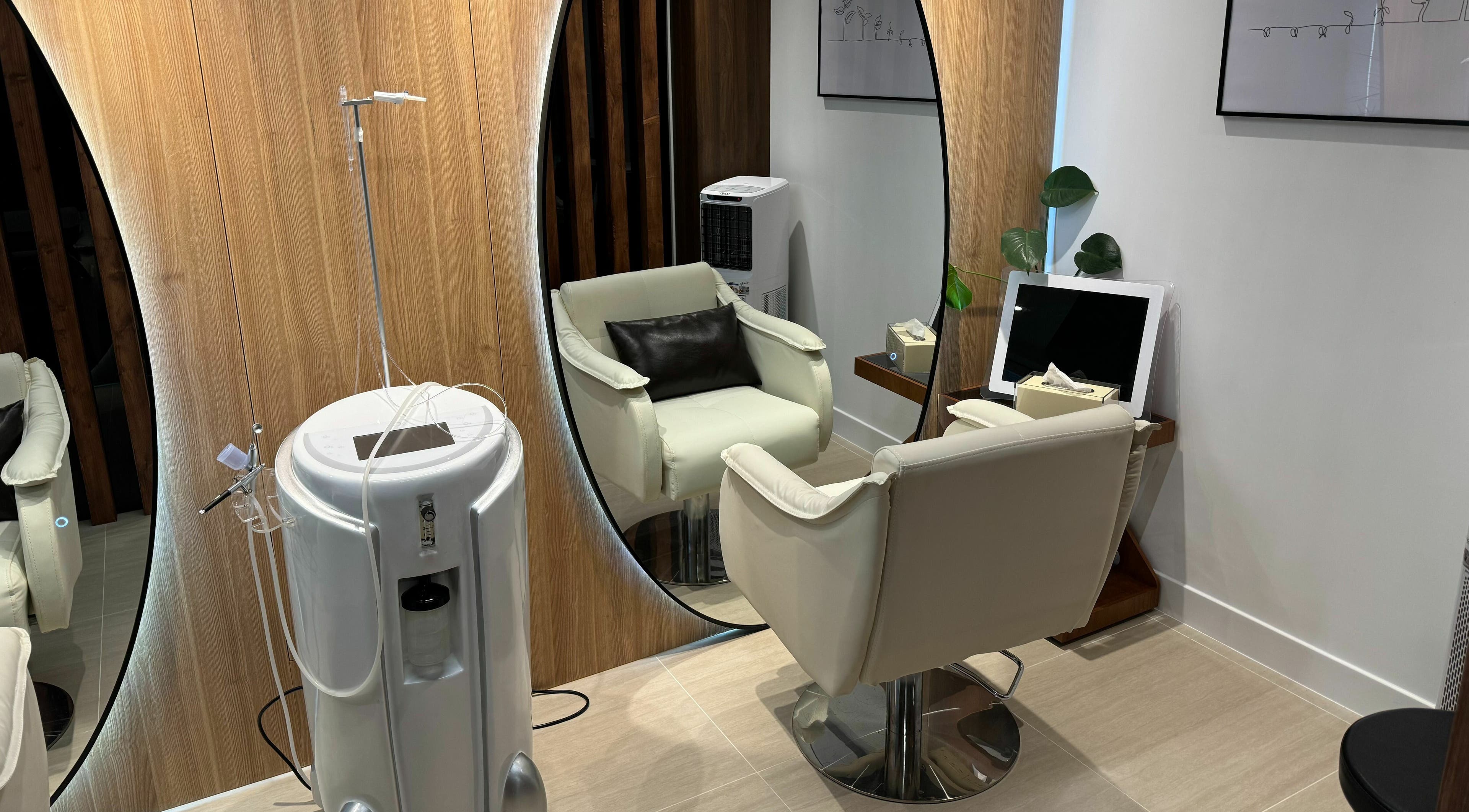 Modern beauty chair and equipment at Roots, 香港島, 香港島, HK, highlighting luxury spa ambiance.